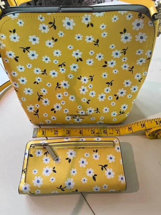 Kate Spade Darcy bucket bag and wallet
Yellow floral - Picture 2 of 10